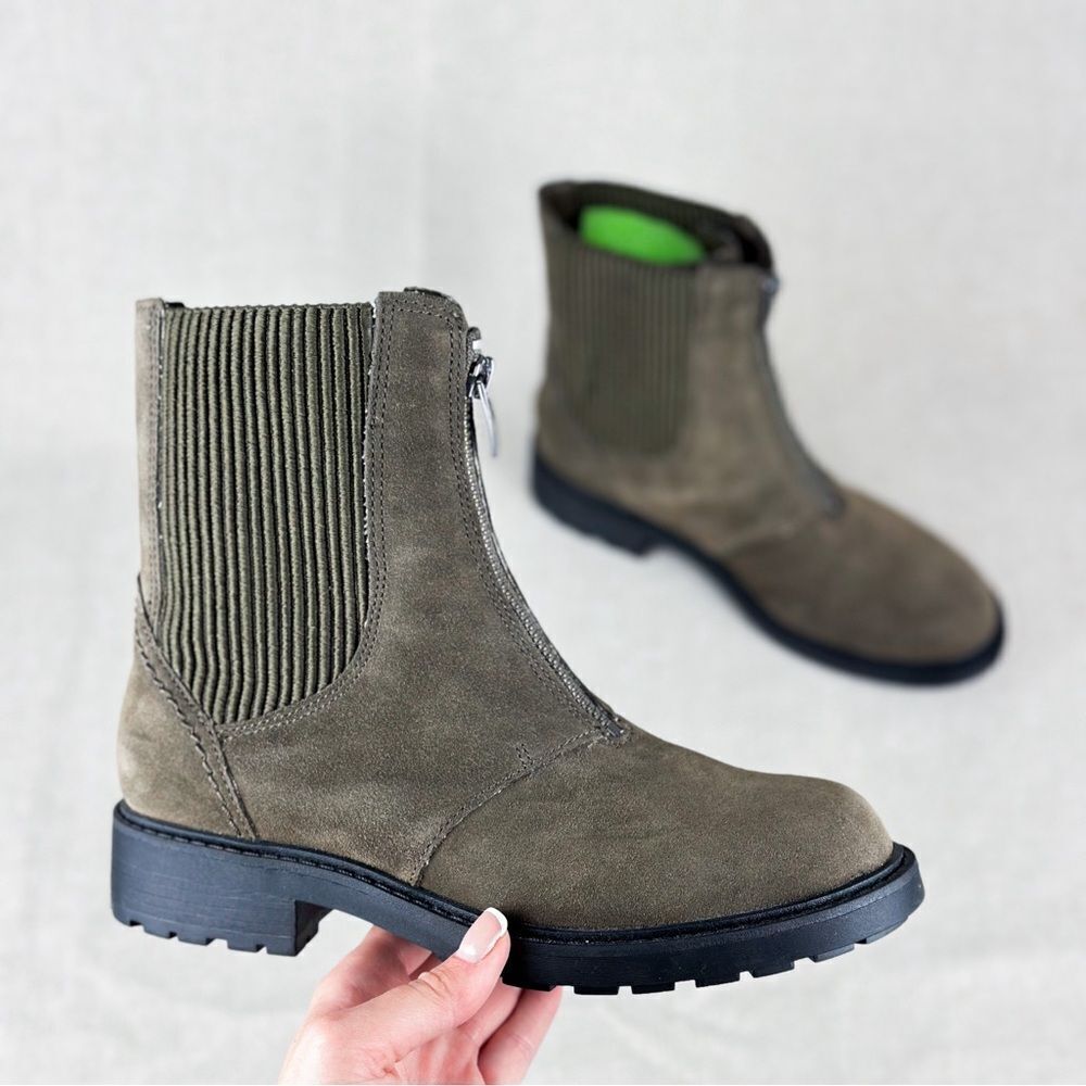 New CLARKS Women Suede Leather Chelsea Ankle Boots Orinoco 2Up olive green sz5.5